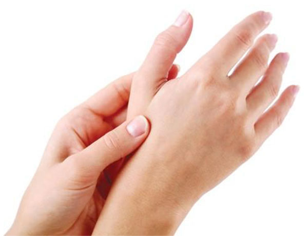 Kéo căng ngón tay cái giúp giảm run tay hiệu quả